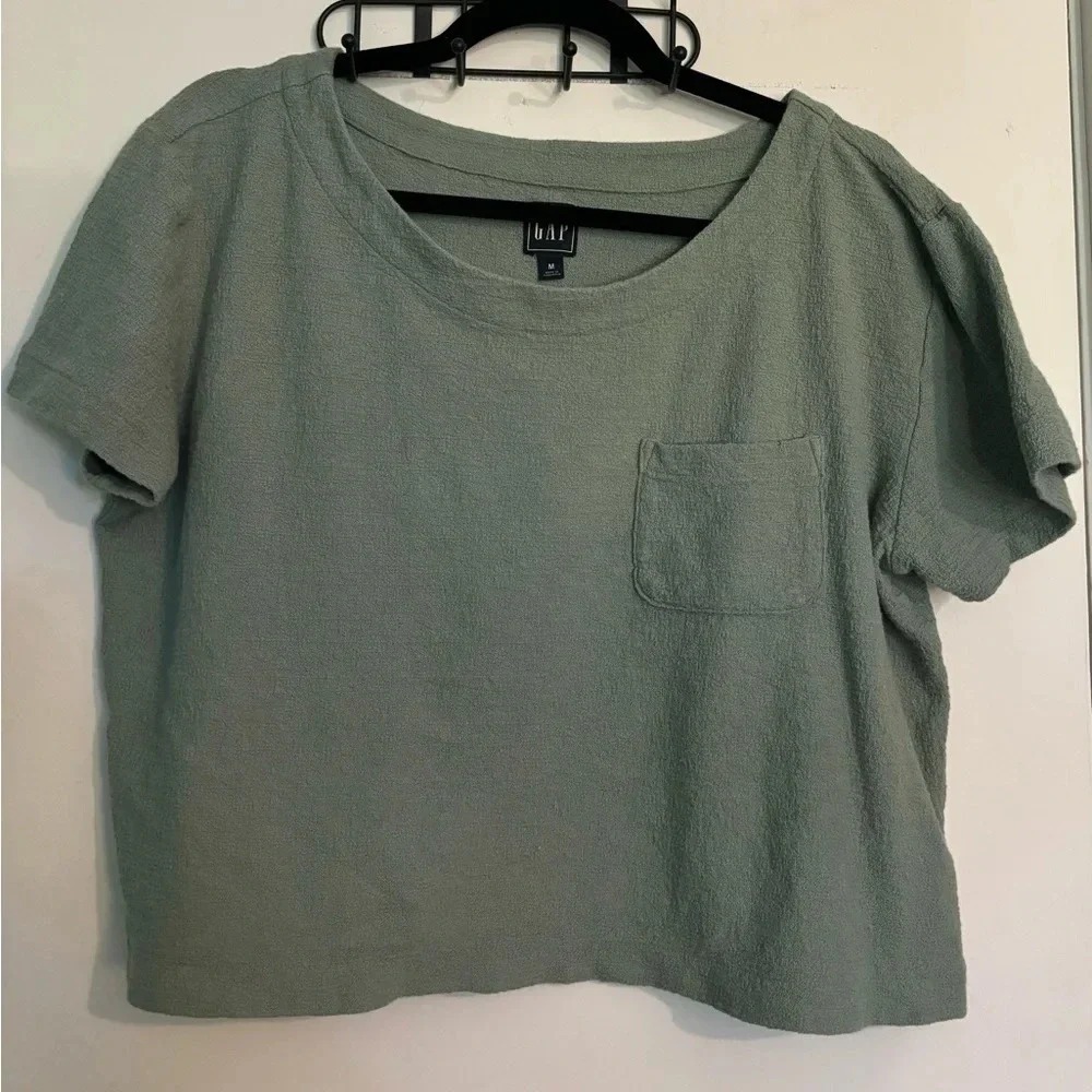 Gap Womens Medium Cropped Top‎ Boxy Sage Green Textured Short Sleeve Pocket